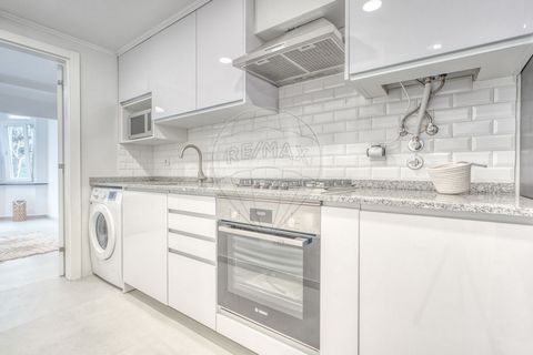 Description 1 Bedroom Apartment Cascais – Fontainhas - English Below Fully renovated in 2023, kitchen equipped with oven, stove with extraction, fridge, washing machine. Room with new windows with double glazing in PVC, offering a bright and airy spa...