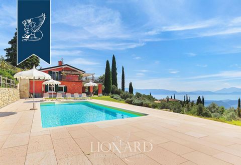 The privileged location on the hill is provided by a unique panoramic view of the lake and mountains. A plot of 2 hectares includes green gardens and olive groves that produce magnificent olive oil. In this secluded place are four villas with a total...