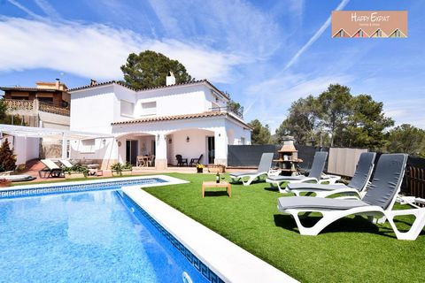 Stunning, completely renovated in 2022/2023, modern villa, situated just a 15minute drive from Sitges, in the heart of the Garraf park with tourist license.  This 4bedroom house offers spacious, open interiors, with a standout feature: there are no s...