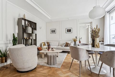 Located in a sought-after street in the 7th arrondissement, in a 1900 building. An attractive three-room apartment, entirely renovated by an architect, with a surface area of 63 sq.m., comprising an entrance hall, fully-equipped kitchen, living room,...