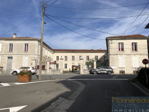 BARBEZIEUX Centre (16) - Beautiful building complex largely made of stone. Former high school consisting of several buildings with access on two streets. Central courtyard on the main façade and another courtyard at the back. The complex comprises ne...