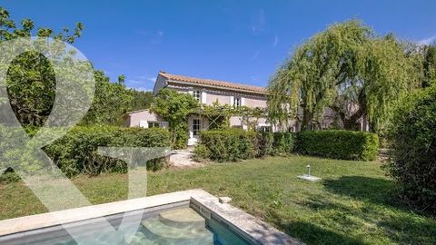 Just a few minutes’ walk from the centre of the village of Mouries and the very popular golf course at Servanes, this delightful farmhouse opens onto an attractive landscaped and enclosed garden of about 1400m², enjoying a 9x4 swimming pool and a 36m...