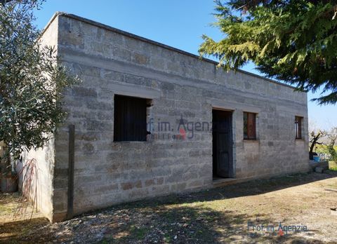 For sale is a villa in its unfinished state in the countryside of Carovigno the 'City of Nzegna', located in a quiet and reserved area in the beautiful Apulian countryside, only 4 km from the town centre. The villa consists of 4 rooms: a dining area ...