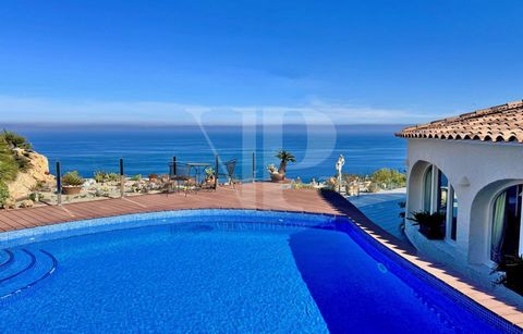 This well presented property with spectacular panoramic front line views over the Mediterranean Sea and towards Ibiza and the lighthouse of Cabo de la Nao, located in the exclusive urbanization of Balcon al Mar, Javea. With its extraordinary architec...