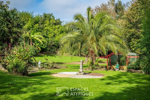 Benefiting from an ideal geographical location, 8 minutes from the fine sandy beaches, 10 minutes from the town of Saint Pol de Léon, it is in a privileged environment that this house located in the town of Mespaul is located.Nestled in the heart of ...