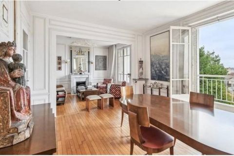 Saint Ferdinand Immobilier present this exceptional home, with its breathtaking panoramic view of Paris and its majestic Eiffel Tower, as well as its splendid landscaped garden. Ideally nestled in the heart of downtown Suresnes, within easy reach of ...