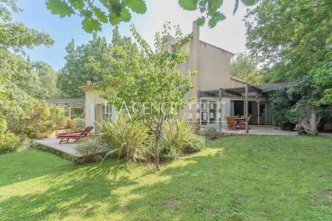 Less than 3 km east of Aix, in the sought-after town of Saint-Marc-Jaumegarde, beautiful house with a living area of 131 sqm, nestled in greenery. It is composed as follows: entrance with cloakroom, living room, dining room, open kitchen, laundry roo...