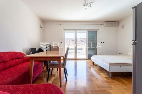 Seget Donji, studio apartment on the ground floor of a closed area of 34.21 m2 with access to a spacious terrace of 14 m2. The apartment is located on the first floor of a smaller residential building with 8 apartments. It consists of a hallway, bath...