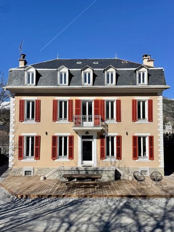 In the heart of Barcelonnette, very beautiful bourgeois villa completely renovated on flat land (buildable) and wooded The whole is composed of a main accommodation and 4 studios spread over 3 levels + cellars. - On the garden level you will find a l...