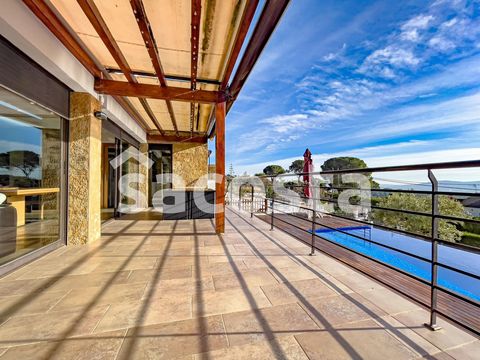 We present this magnificent house with elevator located in the prestigious area of Mas Mora, Tordera. With an area of 256.00 square meters built and a plot of 649 square meters, this property offers an exclusive lifestyle and high-end amenities. Outs...