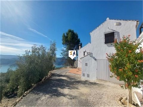 Deze kwaliteitsgerenoveerde cortijo van 282 m2 met spectaculair uitzicht op het meer en de bergen in een rustige, landelijke omgeving ligt dicht bij de populaire stad Rute in de provincie Cordoba in Andalusië, Spanje. Gelegen op een verhoogde positie...