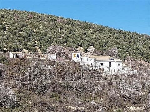 NU VERLAAGD TOT € 199.000 EN OPEN VOOR VERSTANDIGE AANBIEDINGEN - Dit Cortijo-complex met 8 slaapkamers en 5 badkamers en een oppervlakte van 462 m2 ligt dicht bij de spectaculaire en bekende stad Montefrío, in de provincie Granada, Andalusië, Spanje...