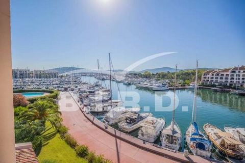 Superb view on the port and the sea for this duplex on the top floor, south facing. Ideally located 5 minutes from St Tropez, it offers 2 bedrooms, bathroom and shower room, a living room with open kitchen, terrace and balcony. Guarded residence with...