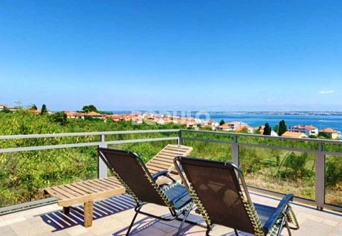 Ideal quiet location surrounded by greenery, overlooking the sea, the island of Ošljak and the city of Zadar, are perfect conditions for family life, weekend vacations or tourism. The house is fully furnished and successfully rented. The ground floor...