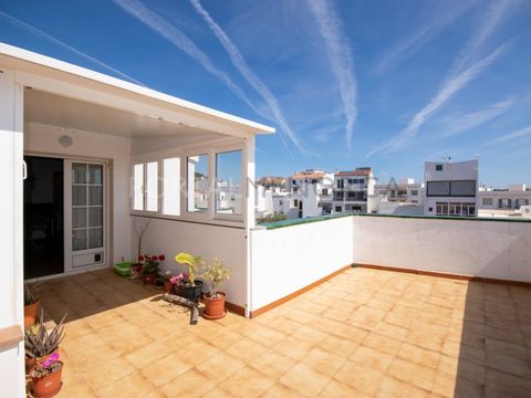 Are you looking for a spacious property with views overlooking the town of Alaior? This two storey flat is located in a building with only two neighbours, in a quiet street and close to all the services that Alaior offers. On the ground floor, there ...
