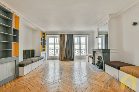 Located rue de Provence near the Chaussée d'Antin-La Fayette metro station and a stone's throw from the Department Stores, on the 4th floor without elevator of an old building of good standing, beautiful two-room apartment completely renovated, cross...
