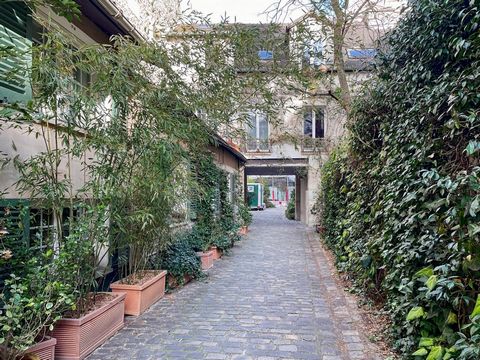 Located a few steps from the Place de la Bastille, rue du faubourg Saint-Antoine, discover this triplex in a beautiful condominium with a green courtyard. This characterful triplex consists of an entrance leading to a spacious living room with a full...
