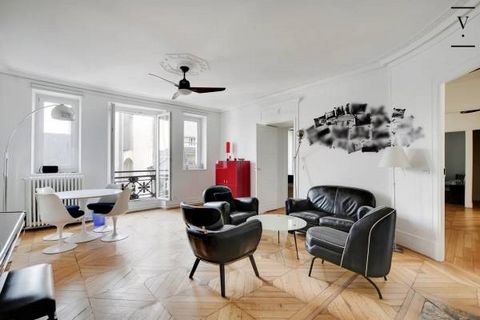 Magnificently located between the Picasso Museum and the rue de Bretagne, apartment of character bathed in light located on the 3rd floor without elevator of a very beautiful old building. It consists of an entrance hall, an equipped dining kitchen, ...