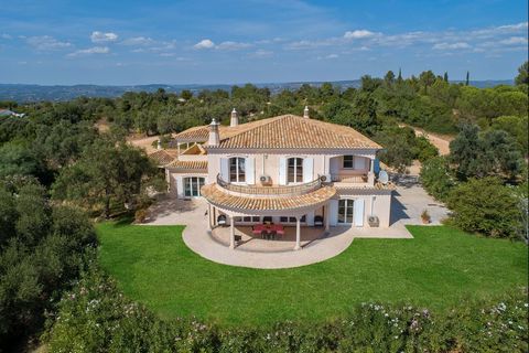 Located in Silves. Uniquely situated on a hilltop in the Tunes countryside, you will find this spectacular estate with stunning panoramic views to the ocean and the surroundig country side. An olive tree-lined driveway welcomes you as you arrive to t...