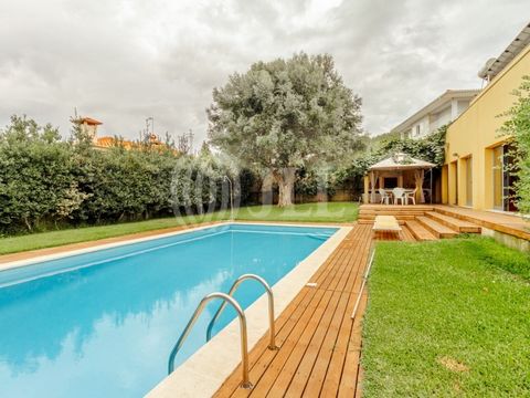 5-bedroom villa, 605 sqm (gross construction area), set in a 1134 sqm plot of land, with swimming pool, garden and garage, in the Falperra area, in Braga. This property is spread over three floors, with the ground floor comprising three rooms, two li...