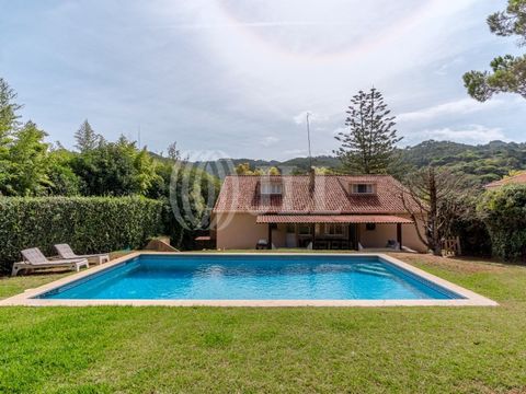 8 bedroom villa with 600 sqm of gross construction area, garden and pool, located in a plot of 1400 sqm, in Galamares, Sintra. The villa offers a view to the Sintra mountain range and Monserrate palace, spread over three floors. The basement, equival...