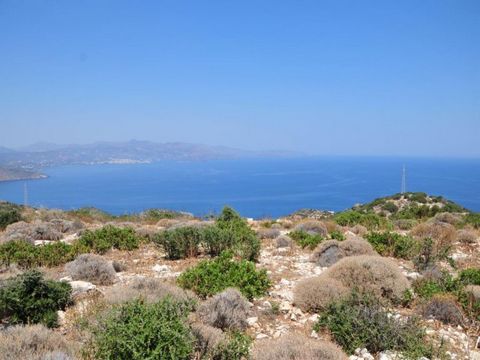 Baugrundstück von 4027 m2 auf einem Hügel in der Nähe der schönen Küste und der wunderschönen Strände der Gegend von Istro, Mirabello Bay. Von seiner erhöhten Position an einem glatten Hang bietet das Land einen atemberaubenden Blick auf den Golf von...