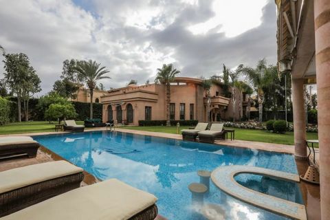 Située dans un emplacement d’exception, dans un quartier calme, proche du centre-ville, cette villa luxueuse de style traditionnel marocain de 780 m² édifiée sur un terrain de 2150 m² offre de grands espaces chaleureux. Cette villa est dotée de 5 sui...