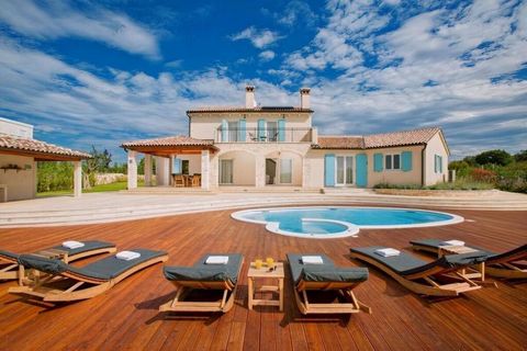 Belle villa de style authentique avec piscine dans la région de Bale, non loin de Rovinj, très populaire et très demandé ! La superficie totale est de 180 m². Le terrain est de 1650 m². La villa se compose d'une cuisine avec coin repas, d'un salon sp...