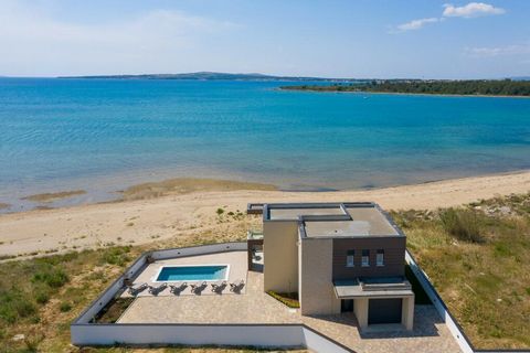 Faszinierende neu gebaute Villa direkt an einem Sandstrand in der Gegend von Zadar in Privlaka! Die Villa wurde 2020 nach den neuesten Standards einer 5-Sterne-Villa fertiggestellt. Die Gesamtfläche beträgt 180 qm. Grundstück ist 423 qm groß. Villa b...