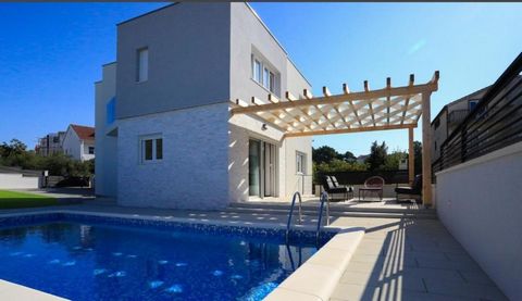 Villa moderne et lumineuse nouvellement construite avec piscine et solarium à Brodarica à seulement 300 mètres de la plage ! La superficie totale de la propriété est de 197 m2 sur trois niveaux résidentiels. Au sous-sol, il y a un studio de fitness, ...