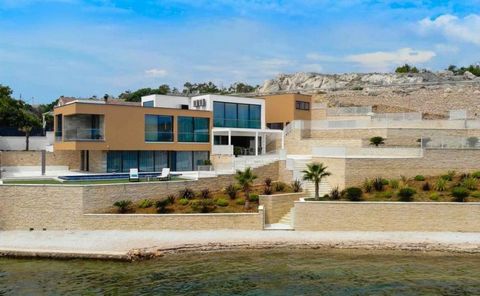 Wir stellen Ihnen eine atemberaubende, moderne Villa in 1. Meereslinie zum Verkauf, gelegen in einer beneidenswerten Lage direkt am Meer in der Nähe von Zadar. Diese bemerkenswerte Villa profitiert von der Nähe zum Strand und einer Anlegemöglichkeit ...