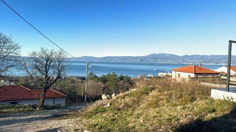 Maison captivante de 170 m2 à Kostrena avec des vues spectaculaires sur la mer ! Présentation d'une résidence détachée dans un emplacement hautement recherché et recherché. Cette propriété comprend un rez-de-chaussée, un premier étage et un grenier. ...