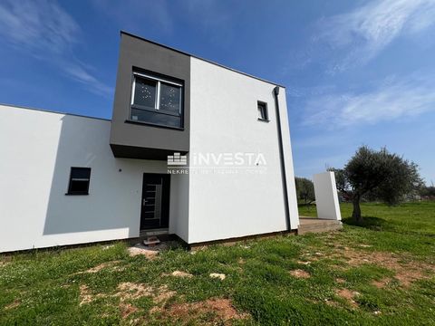 A holiday house for sale in a high unfinished phase located in Galižana near Pula. It has a total area of 136.42 m2, and was built on a plot of 420 m2. A garage of 25 m2 with an electric lift door was built next to the house as an independent object....