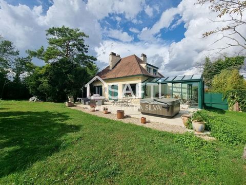 Située dans la charmante ville de Champigny Sur Yonne, cette maison propose un cadre de vie idéal pour votre familles.