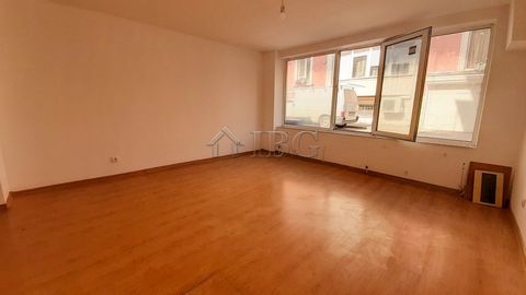 . TOP OFFER! Large premise for rent in the TOP center in Ruse IBG Real Estates is pleased to offer for rent this spacious premise located only 50 meters from the main street in the center of Ruse. The premise is on the ground floor, with an area of ​...