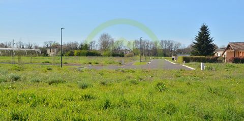 Laurent Gumula offers you this fully serviced plot of land of 955 m² in Bressol, lot number 4. Agency fees to be paid by the seller, mandate 31369. Fees paid by the seller, Laurent GUMULA: commercial real estate agent, tel: ... To visit and accompany...