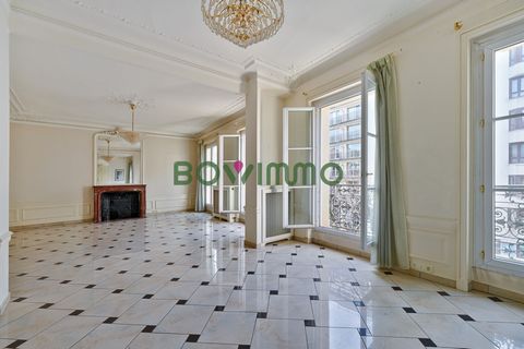 A stone's throw from the Marx Dormoy metro station (line 12), in a beautiful 1900 condominium that has retained the standing and charm of the old, the BOWIMMO agency offers you an exclusive 4-room bright apartment. Located on the 2nd floor (without e...