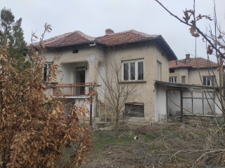 Price: €7.000,00 District: Vratsa Category: House Area: 150 sq.m. Plot Size: 1470 sq.m. Bedrooms: 3 Bathrooms: 1 Location: Countryside Old country house with plot of land situated in the outskirts of a quiet village near forest, hills and fields 40 k...