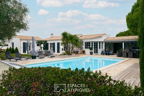EXCLUSIVITY ATYPICAL SPACES - Located at the entrance to a dynamic town in the La Rochelle conurbation, this vast contemporary single-storey apartment surprises with its large volumes, its tranquility and the charm of its Rétaise design. Nestled out ...
