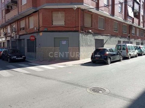 **Your Ideal Commercial Space in Petrer, Alicante!** Are you looking for the perfect place to establish your business in Petrer? We present you an exceptional opportunity: a Large Commercial Premises on the ground floor and on the corner, with a gene...