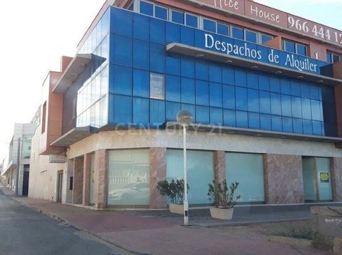 Explore this exceptional investment opportunity in the heart of Torrevieja. This complete commercial building on Calle Patricio Perez, 130, offers 622 square meters spread across 5 spacious units, plus an office space of 142 square meters. Additional...