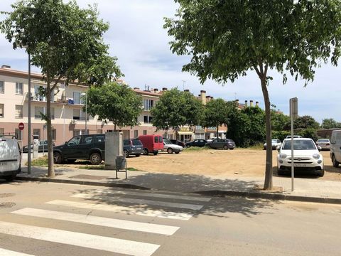 Magnificent urban land for sale in the center of pineda de mar. San Jordi street with San Antoni corner, you can build 3 floors, ground floor plus first and second floor. Building area of 278.88 m2, it is a good investment in a new area with all serv...