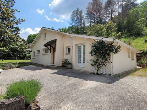 Charming house with outbuildings and studio, on 10,000 m2 of land, 5 minutes from Cahors town center. With a surface area of 120 m2, this single storey house opens onto an entrance opening onto the living room with fireplace, open and equipped kitche...