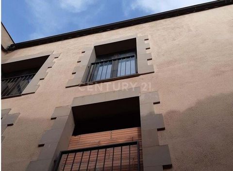 Gran oportunidad de inversión, te presentamos un edificio en construcción paralizada. Se encuentra ubicado en la calle Dels Bous, en la ciudad de Verges, provincia de Girona. Este proyecto consta de incluye 11 viviendas y 9 plazas de garaje distribui...