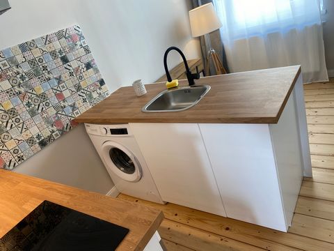 Beautiful newly refurbished apartment in Krefeld near the city center, centrally located, easy to reach with public transport. The apartment has been just completely refurbished, new electric installation, new gas heating, new bathroom and kitchen. I...