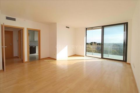 ¡Bienvenido a tu nuevo estilo de vida en Sitges! Te presentamos este espectacular piso, una combinación excepcional de comodidad, ubicación privilegiada y estilo de vida costero. Aunque necesita algunos arreglos, este inmueble de 115 m2 de espacio bi...