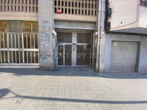 Large parking space located on Pau Piferrer street in Badalona, surrounded by all kinds of services. It has an area of 20.65 m², has good access, maneuverability and is well connected. Do you want more information? Do not hesitate to contact us!