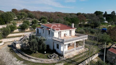 Puglia . OstuniVilla on two levels with outbuilding - Panoramic view Coldwell Banker offers for sale, exclusively, in the Itria Valley in Ostuni, a large villa with an enchanting panoramic view. The property is set in a very pleasant landscape contex...