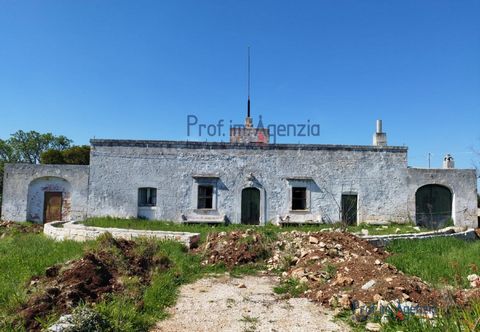 For sale is a characteristic farmhouse dating back to 1740 in the countryside of Carovigno, surrounded by imposing centuries-old olive trees, in the beautiful Apulian countryside and a short distance from the town centre and the beaches of the Adriat...