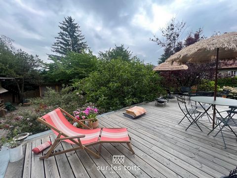 The rooftop agency offers you in the town of Menthon-Saint-Bernard 'La belle île', a charming family house from the 1930s with a surface area of 144m2 of living space and 189m2 on the ground, built on a plot of 1000m2. Located 200 metres from the bea...